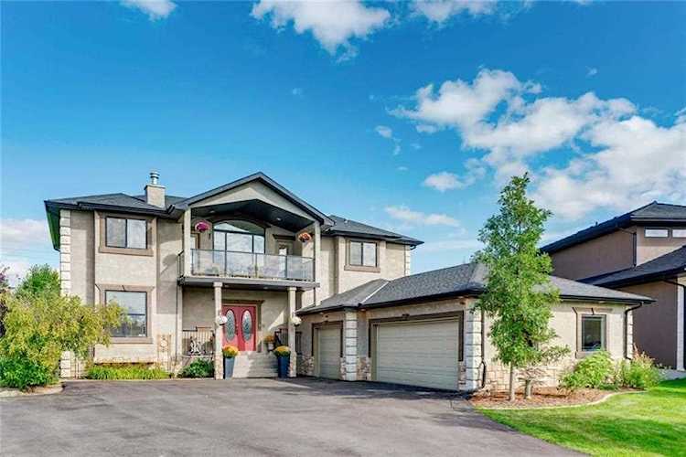 31 Lynx Meadows Court NW Calgary, AB T3L 2M1