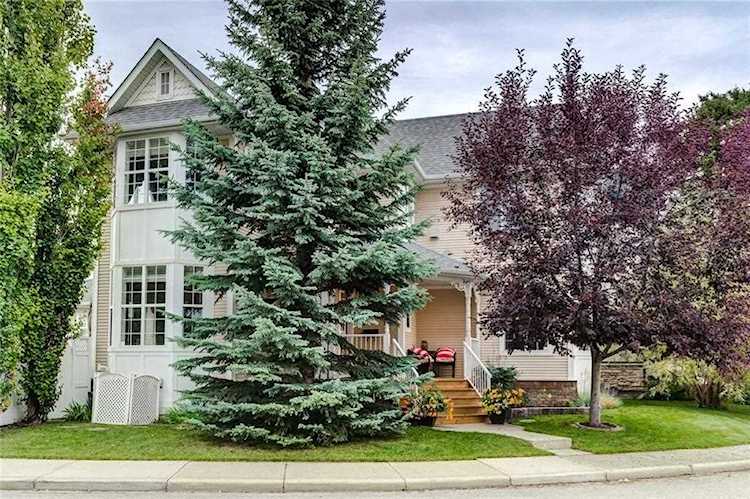 188 Somme Manor SW Calgary, AB T2T 6L5