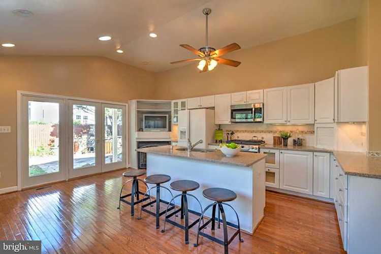 4629 Henderson Rd Arlington, VA 22203 | MLS ® VAAR152100 Photo 1