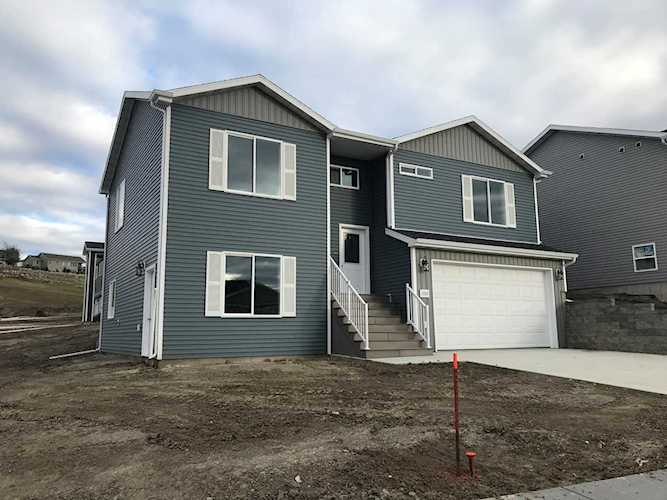 2404 SE Macedonia Ave Mandan, ND 58554 | MLS 400492 Photo 1