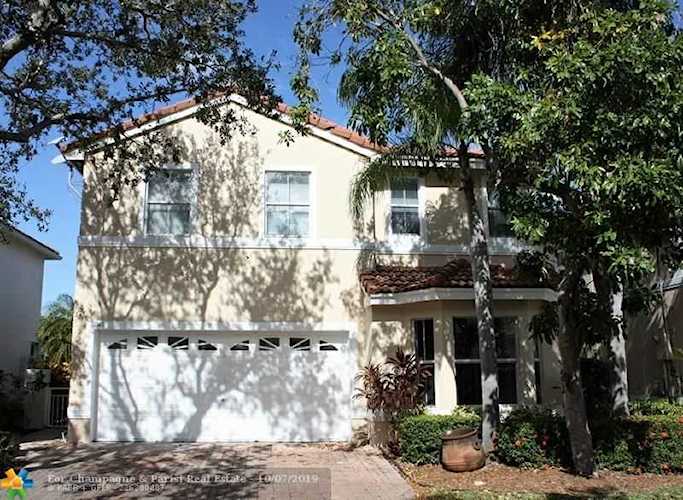 1145 W Lake St Hollywood, FL 33019