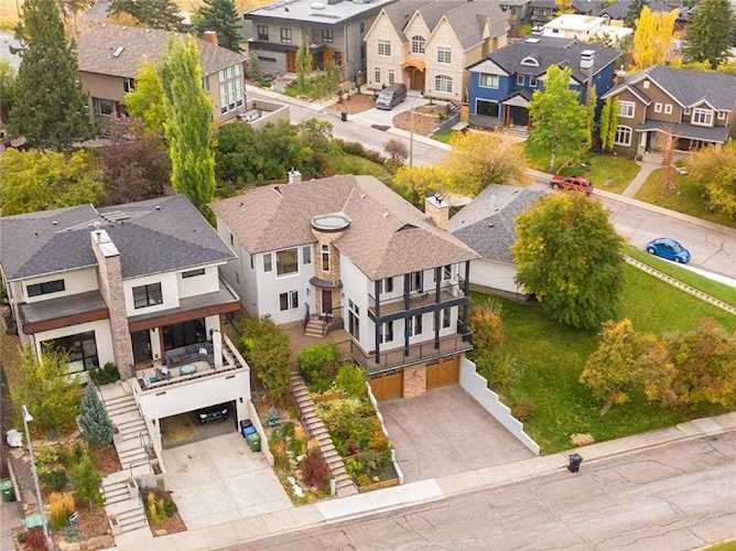 2 Hawthorne Crescent NW Calgary, AB T2N 3V4