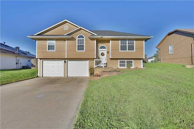 607 S Johnson Dr Odessa, MO 64076 | MLS 2193442 Photo 1