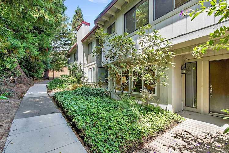 305 Albion Court Novato, CA 94947 | MLS 21920428 Photo 1