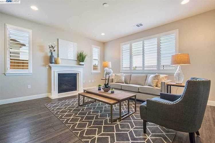 75 Sonas Dr Hayward, CA 94542 | MLS 40871080 Photo 1