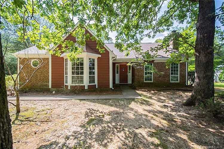10506 Four Mile Creek Rd Charlotte, NC 28277 | MLS 3533106 Photo 1
