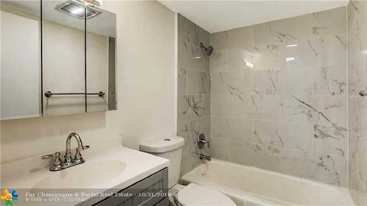 3280 Lake Osborne Dr #208 Lake Worth, FL 33461