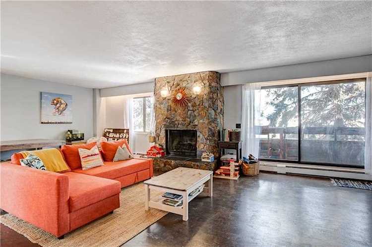 1222 Kensington Close NW #301 Calgary, AB T2N 3J7