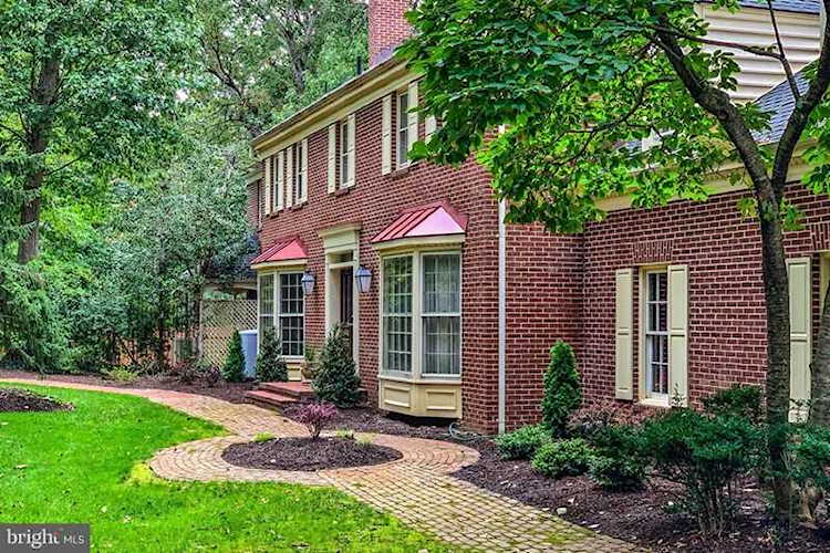 1113 Laurelwood Dr Mclean, VA 22102