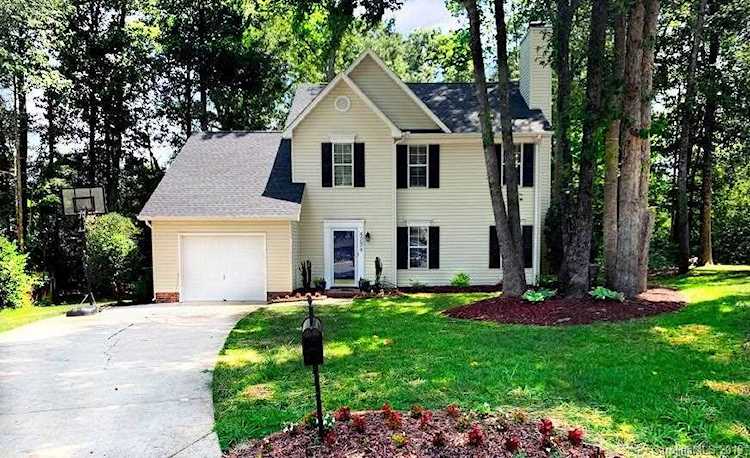 4234 Huntmeadow Dr Charlotte, NC 28269 | MLS 3530294 Photo 1
