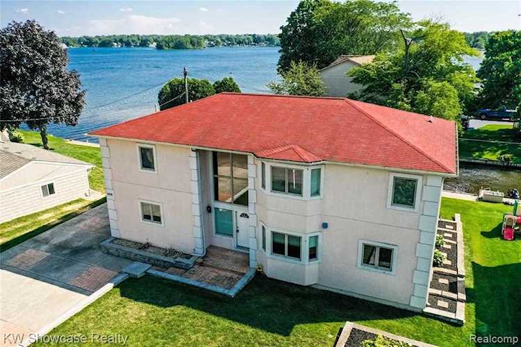 2974 Tes Dr Highland Twp, MI 48356