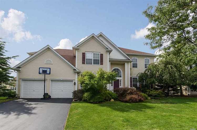 7 Avolet Ct Mt. Sinai, NY 11766