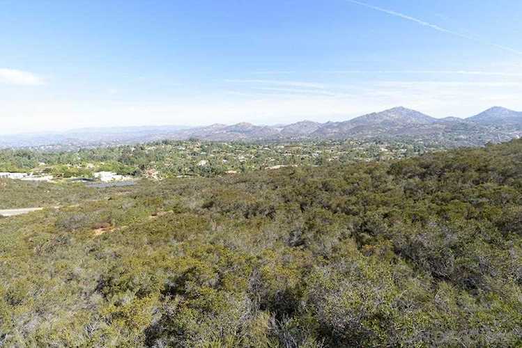 7 Del Poniente Rd #7 Poway, CA 92064
