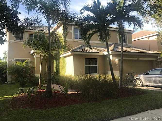 1048 Sunflower Cir Weston, FL 33327