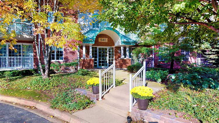 541 N Hough St #101 Barrington, IL 60010