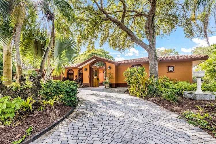616 Mourning Dove Drive Sarasota, FL 34236