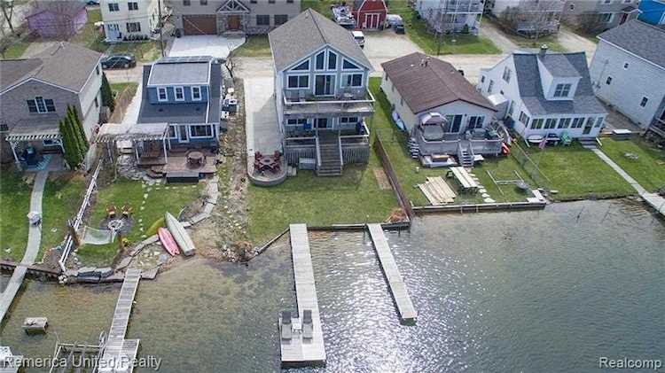 8885 Lagoon Dr Hamburg Twp, MI 48116