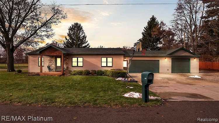 303 N Howell St Pinckney Vlg, MI 48169