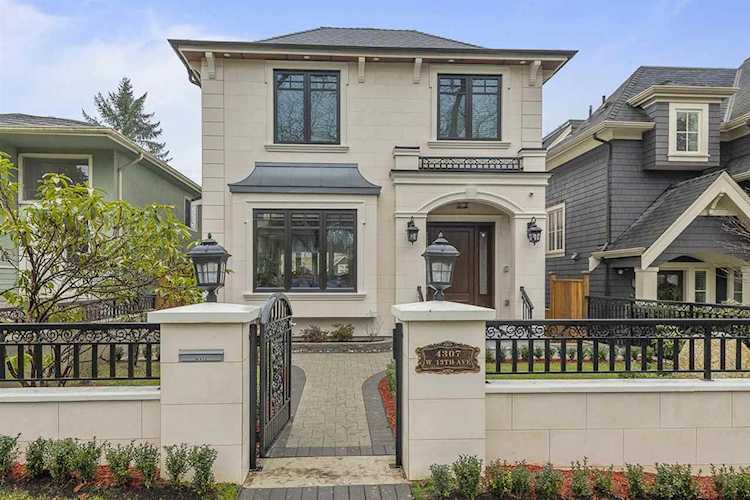 4307 W 13th Avenue Vancouver, BC V6R 2V1