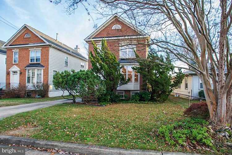 5724 4th St N For Sale in Arlington Photo 1