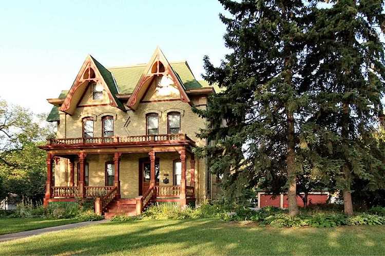 611 S 8 St Fargo, ND 58103
