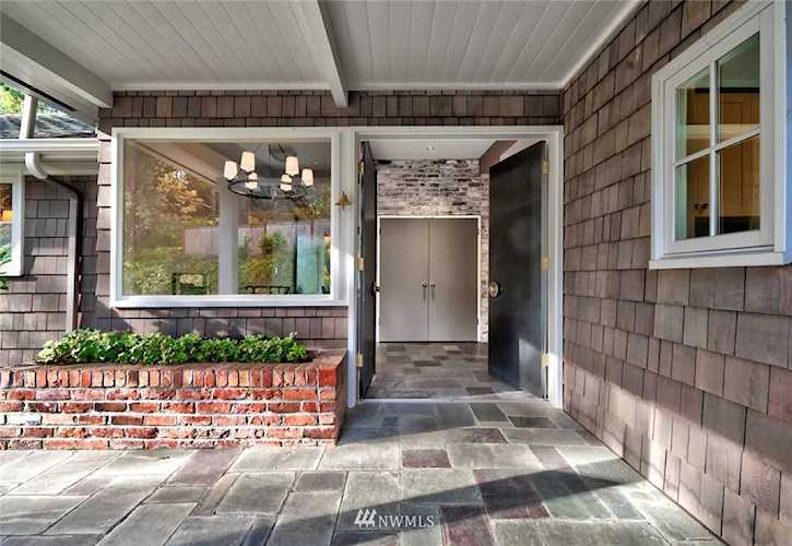 10204 SE 27th StBeaux ArtsWA98004 Photo 1