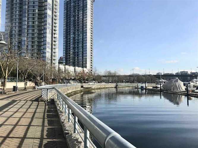 198 Aquarius Mews #1605 Vancouver, BC V6Z 2Y4
