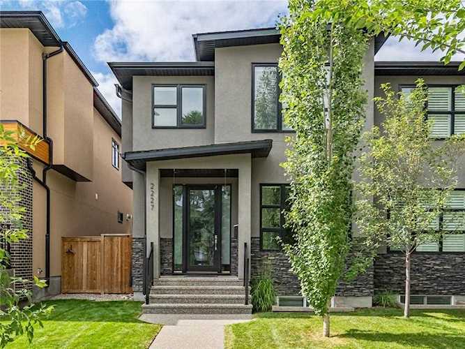 2227 26 Street SW Calgary, AB T3E 2A4