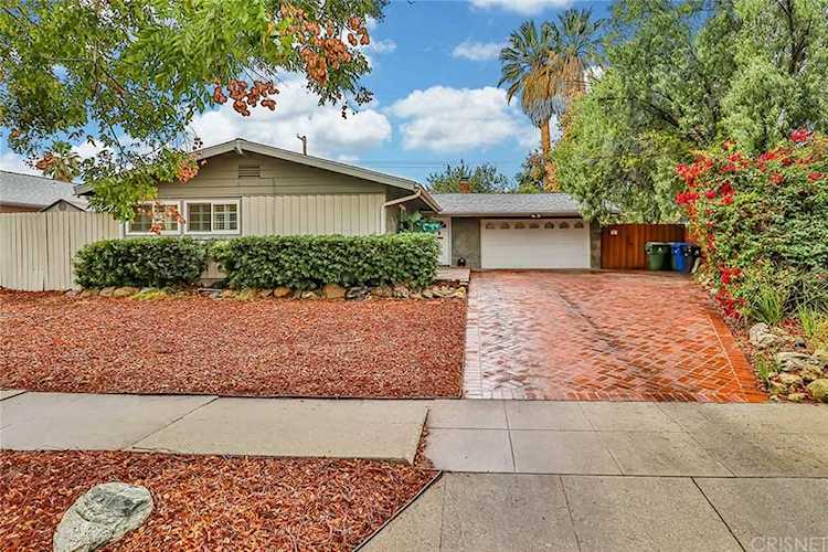8121 Lena Avenue West Hills, CA 91304