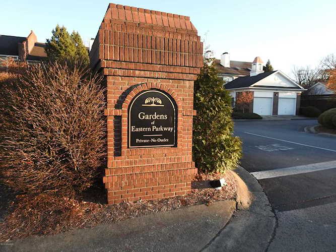 1273 Parkway Gardens Ct Louisville, KY 40217