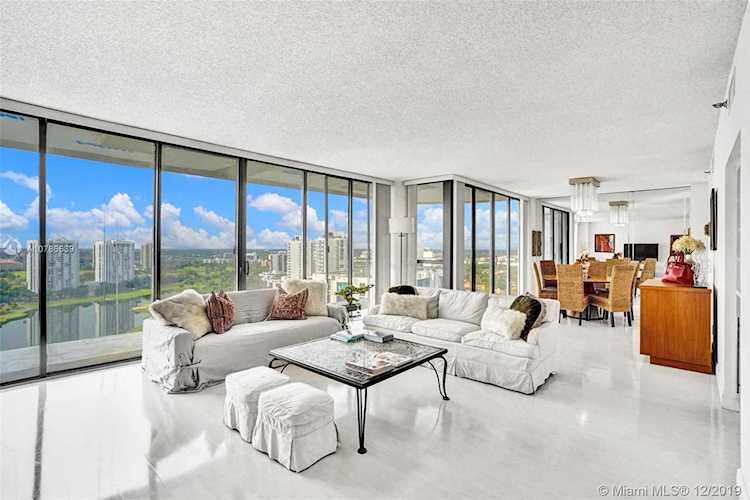 20281 E Country Club Dr #2201 Aventura, FL 33180
