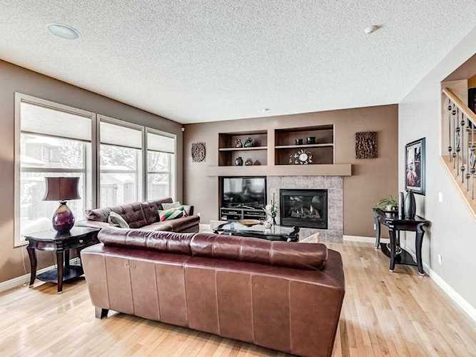 262 Everstone Drive SW Calgary, AB T2Y 4V2