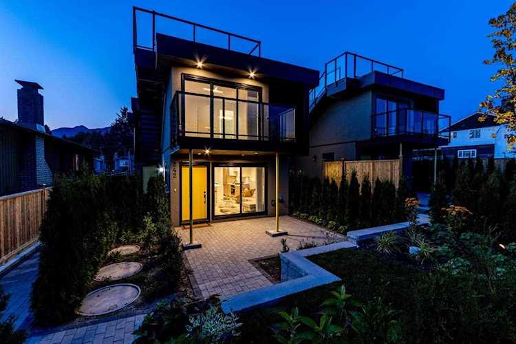 244 W 18th Street North Vancouver, BC V7M 1W6