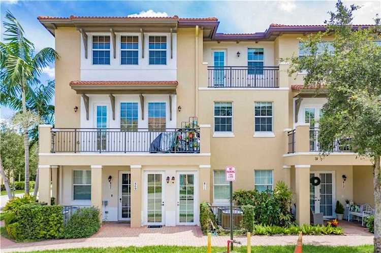811 SW 147th Ave #1403 Pembroke Pines, FL 33027
