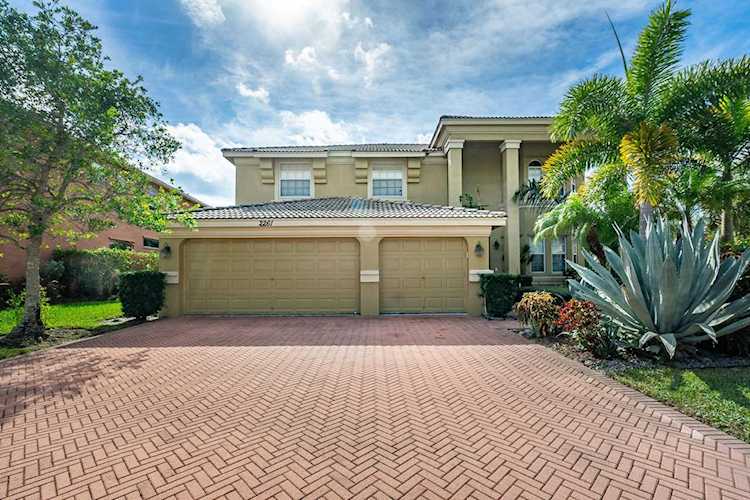 2261 Ridgewood Circle Royal Palm Beach, FL 33411