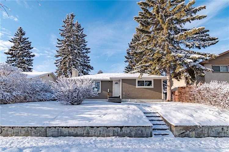 4627 37 Street SW Calgary, AB T3E 3C8