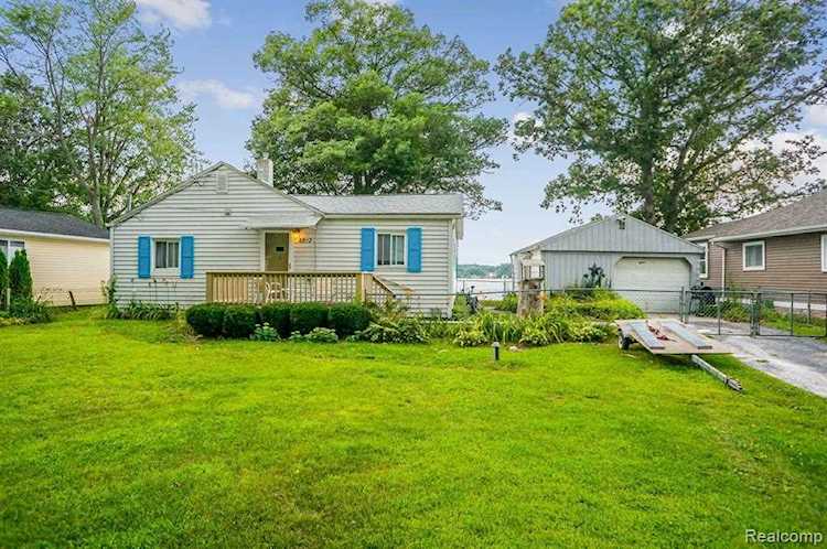 8972 Rushside Dr Hamburg Twp, MI 48169