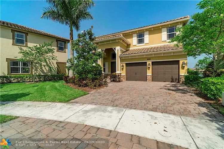 8581 Lakeside Bnd Parkland, FL 33076