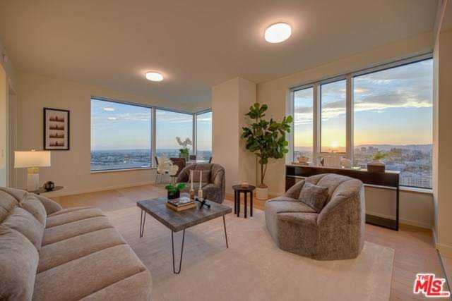 889 Francisco #1906 Los Angeles, CA 90017
