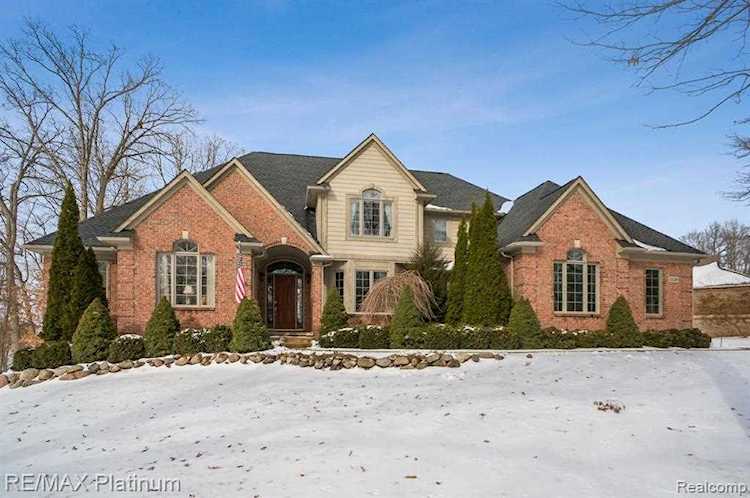 3129 Sand Pebble Cove Dr Hamburg Twp, MI 48169
