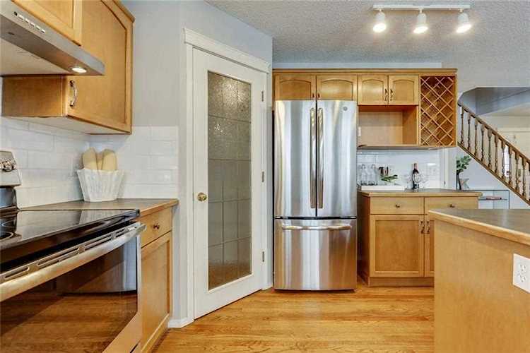 6 Springbank Crescent SW Calgary, AB T3H 3S6