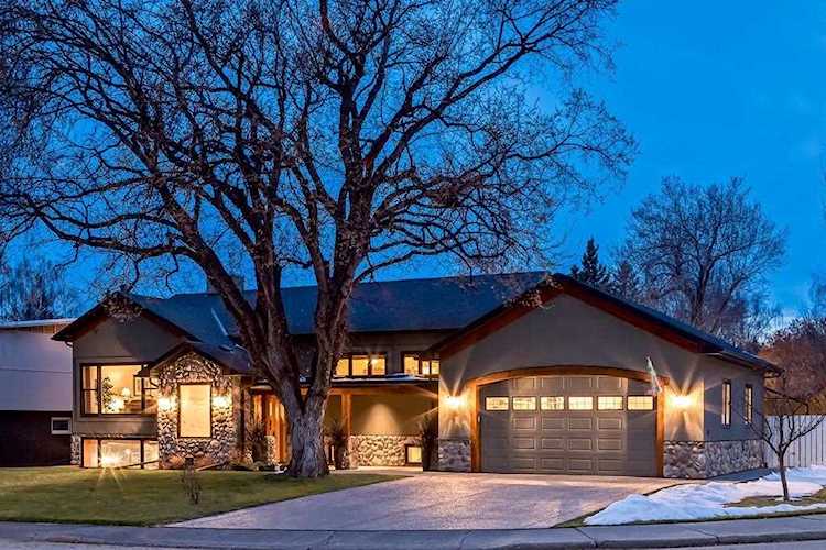 25 Medford Place SW Calgary, AB T2V 2E9