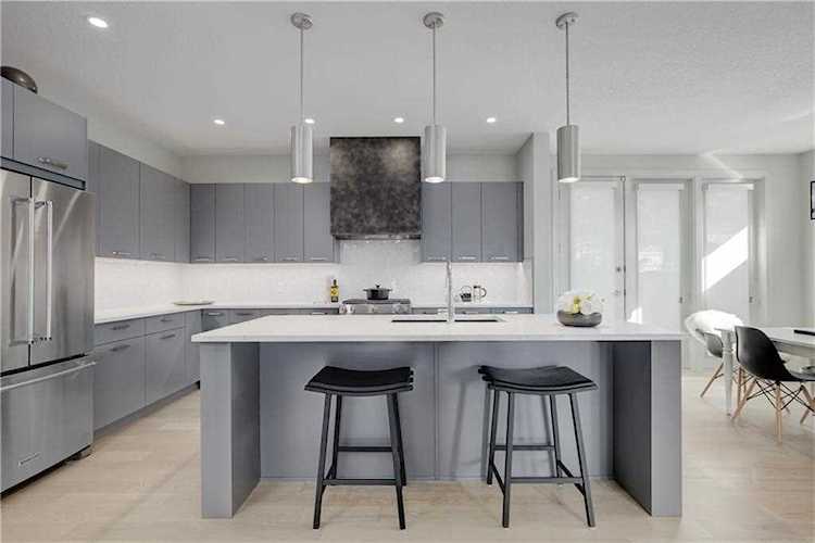4636 22 Avenue NW Calgary, AB T3B 0Y1