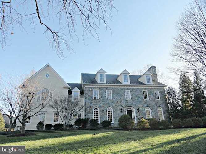 1353 Woodside Dr Mclean, VA 22102