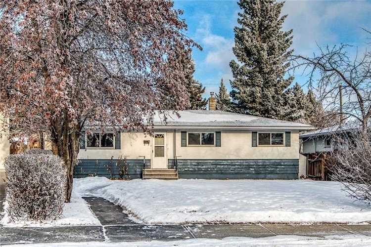 49 White Oak Crescent SW Calgary, AB T3C 3J9