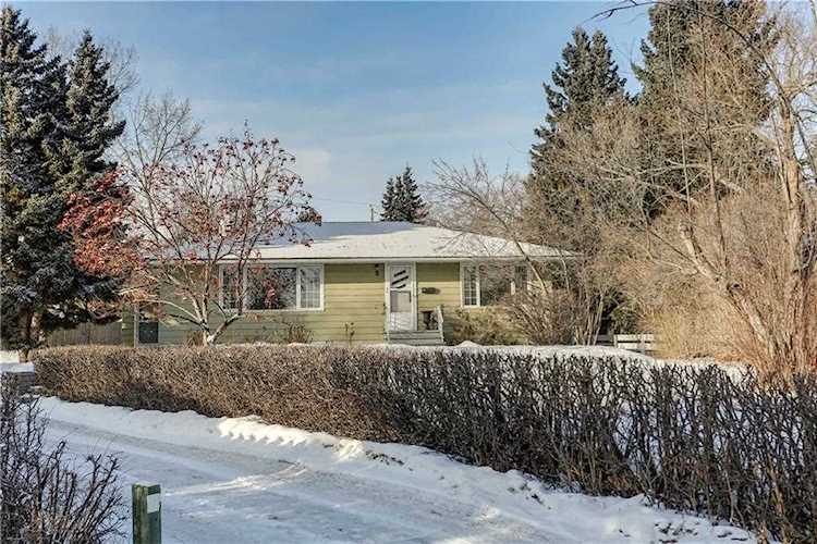 9 Tamarac Crescent SW Calgary, AB T3C 3B7