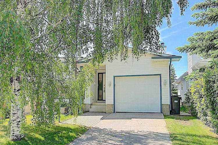 79 Cedargrove Way SW Calgary, AB T2W 4V1