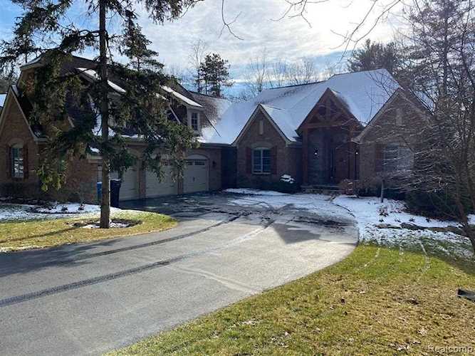 6168 Pinemont Dr Brighton, MI 48116
