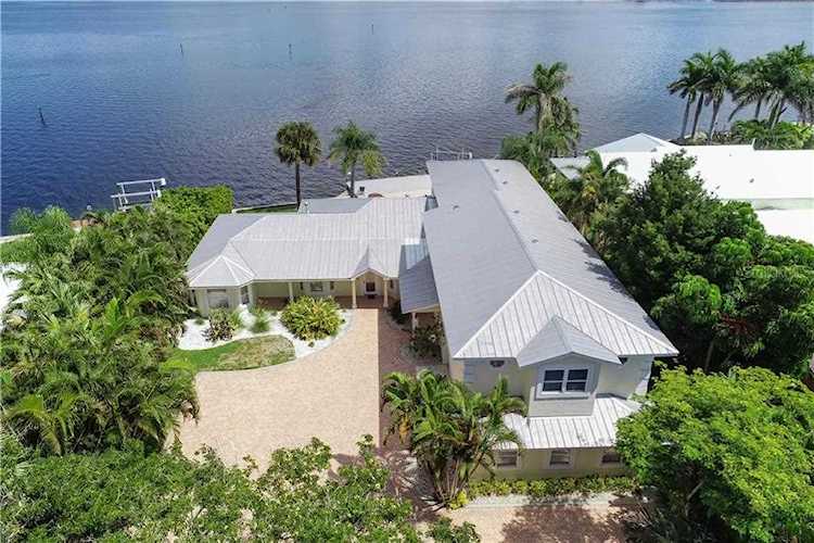 2201 Avenue A Bradenton Beach, FL 34217