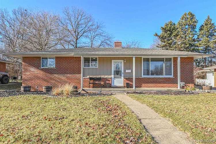 1046 Outer Dr Fenton, MI 48430
